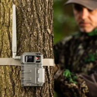 20MP SpyPoint LM2 Vildtkamera: Fang naturen dag og nat, hurtigt og i detaljer, med 4G og dansk menu. Vandtæt design.