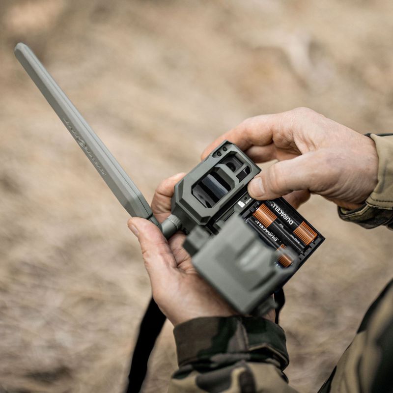 SpyPoint LM2 Vildtkamera: 20 MP, SIM-kort til 4G, usynligt nattesyn, hurtig reaktion på 0,5 sek. Vandtæt og robust.