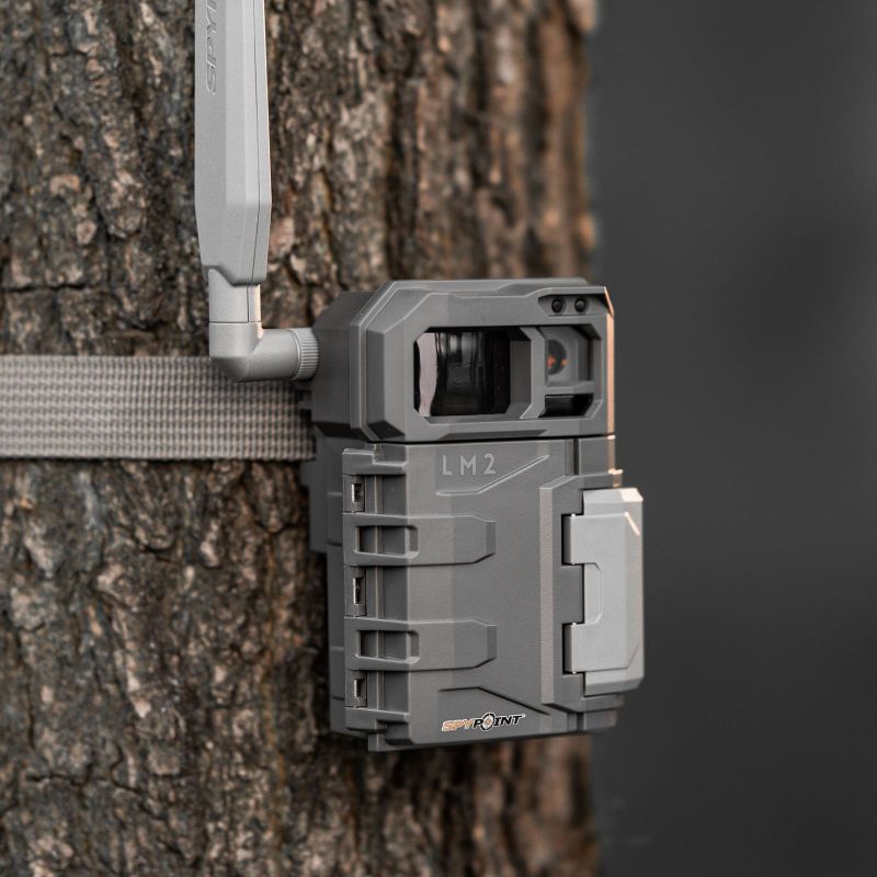 Opdag naturen tæt på med SpyPoint LM2 4G vildtkamera – 20MP, nattesyn 27m, hurtig 0,5 sek. reaktionstid. Vandtæt design.