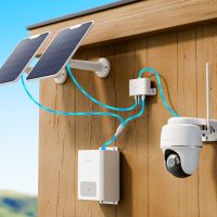 Reolink RLA-CD1 med to strømkilder tilsluttet et batterikamera